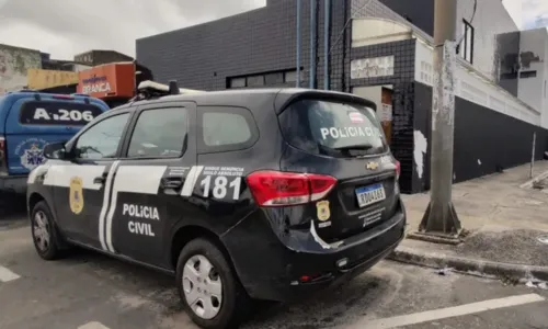 
				
					Mulher é atingida no nariz por bala perdida em bairro de Salvador
				
				