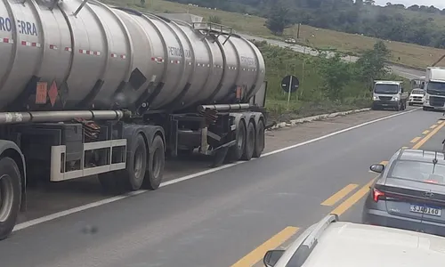 
				
					Mulher morre em acidente envolvendo carro e caminhão na BR-101
				
				