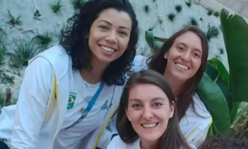 
				
					Musa do vôlei, Carolana reencontra esposa em Paris e se derrete
				
				