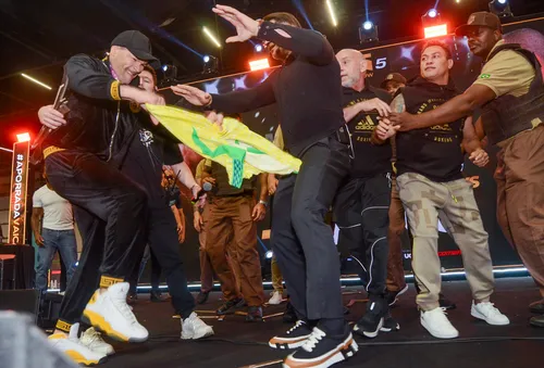 
				
					Nego do Borel bate no filho de Otávio Mesquita em preparativo de luta
				
				