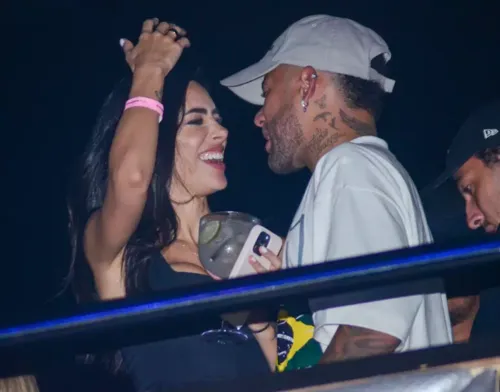 
				
					Neymar e Bruna Biancardi são flagrados aos beijos em show; veja fotos
				
				