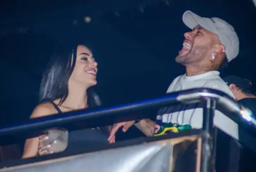 
				
					Neymar e Bruna Biancardi são flagrados aos beijos em show; veja fotos
				
				