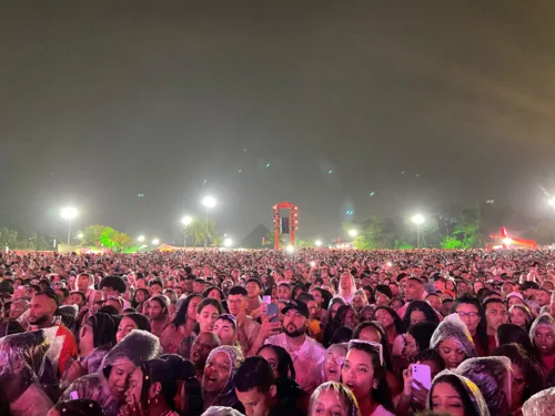 
				
					Numanice em Salvador: mesmo com chuva, fãs vão à loucura com Ludmilla
				
				