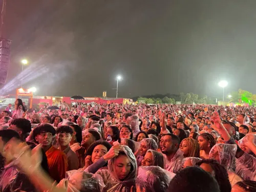 
				
					Numanice em Salvador: mesmo com chuva, fãs vão à loucura com Ludmilla
				
				