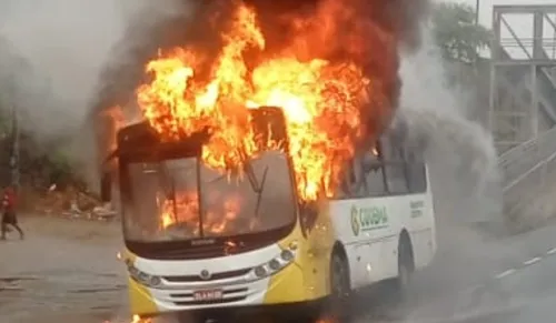 
				
					Ônibus coletivo pega fogo após pane elétrica em Jequié; VÍDEO
				
				