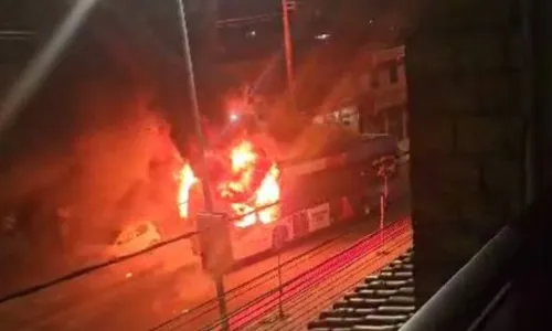 
				
					Ônibus é incendiado na Av. Suburbana e linha é suspensa; entenda
				
				