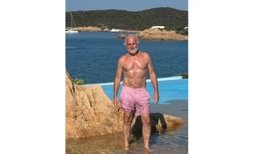 
				
					Otávio Mesquita exibe corpo sarado aos 65 anos e impressiona a web
				
				