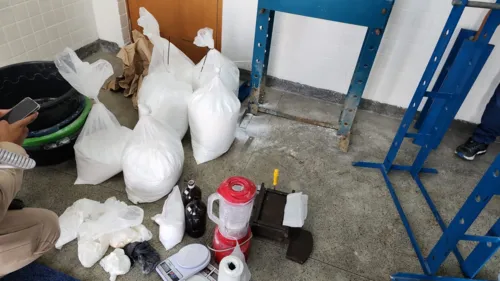 
				
					PM desmancha laboratório de drogas com quase 40 kg de cocaína na Bahia
				
				