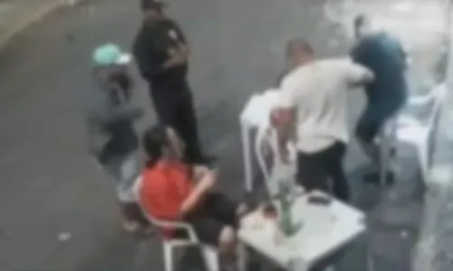 
				
					PM é suspeito de agredir homem com chutes e socos em bar de Salvador
				
				