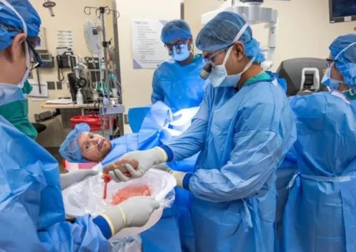 
				
					Paciente fica acordado durante transplante e vê rim que vai receber
				
				