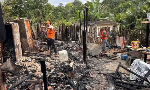 
				
					Pai, filho e enteado morrem carbonizados em incêndio na Bahia
				
				