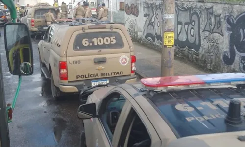 
				
					Perseguição a carro roubado acaba com 1 baleado e 2 presos em Salvador
				
				