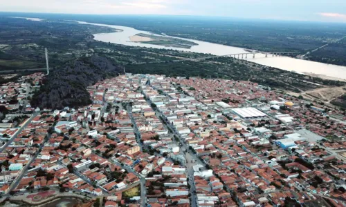 
				
					Prefeitura de Bom Jesus da Lapa abre mais de 1 mil vagas; veja cargos
				
				