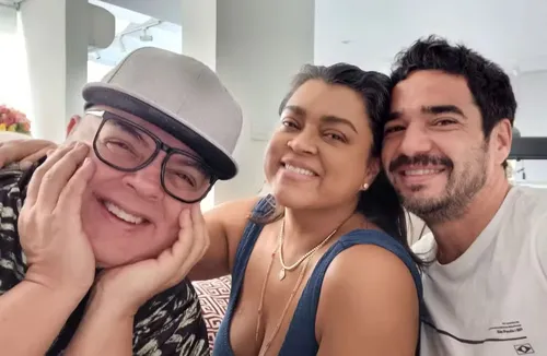 
				
					Preta Gil ganha massagem e beijo no pé do ex, Caio Blat: 'O melhor'
				
				