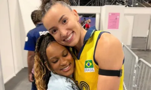 
				
					Rebeca Andrade abre o jogo sobre rumor de affair com jogadora de vôlei
				
				