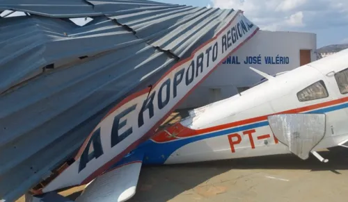 
				
					Redemoinho destrói telhado de aeroporto e atinge aeronave na Bahia
				
				