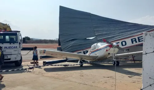 
				
					Redemoinho destrói telhado de aeroporto e atinge aeronave na Bahia
				
				