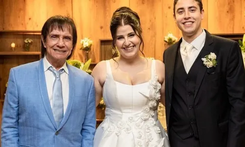 
				
					Roberto Carlos marca presença em casamento e se declara pra neta
				
				