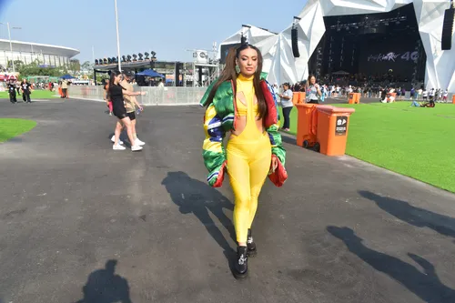 
				
					Rock in Rio: Ex-BBB Beatriz Reis passa perrengue com look sem calcinha
				
				