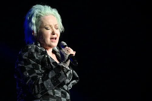 
				
					Rock in Rio: Cyndi Lauper deita no palco e emociona fãs
				
				