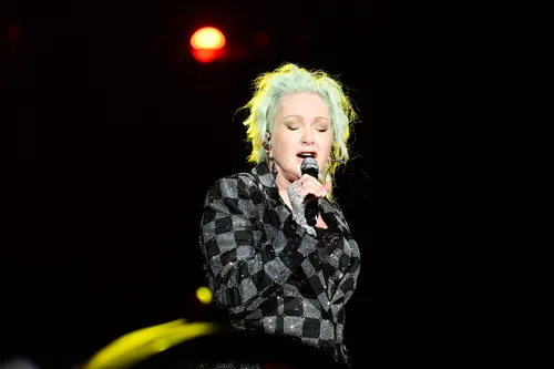 
				
					Rock in Rio: Cyndi Lauper deita no palco e emociona fãs
				
				