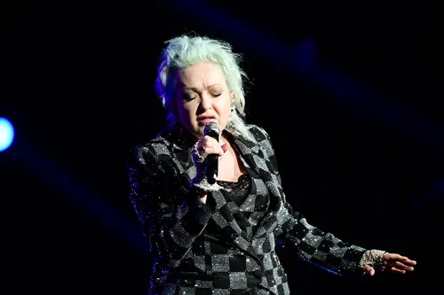 
				
					Rock in Rio: Cyndi Lauper deita no palco e emociona fãs
				
				