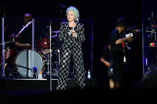 
				
					Rock in Rio: Cyndi Lauper deita no palco e emociona fãs
				
				