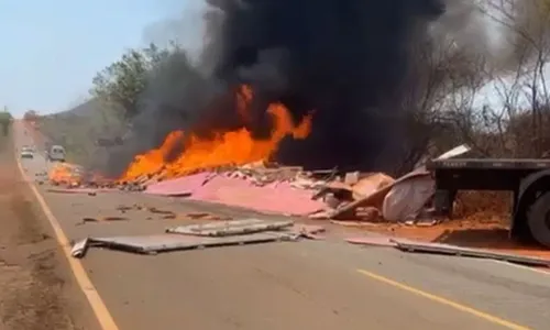 
				
					Rodovia da BA fica interditada após carreta tombar e pegar fogo
				
				