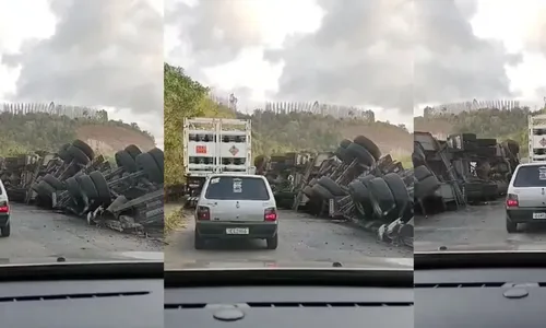 
				
					Rodovia da BA fica interditada após carreta tombar e pegar fogo
				
				