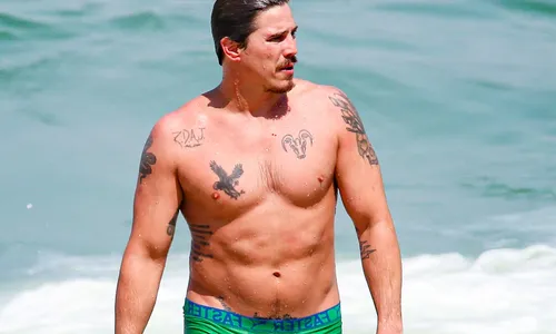 
				
					Rômulo Arantes Neto chama atenção de cueca em praia do Rio; veja fotos
				
				