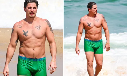 
				
					Rômulo Arantes Neto chama atenção de cueca em praia do Rio; veja fotos
				
				