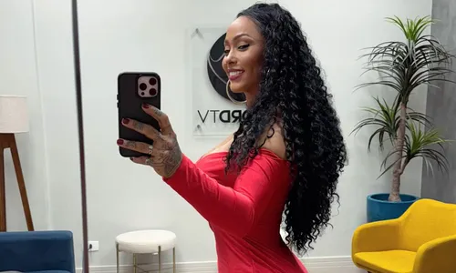 
				
					Rosiane Pinheiro usa dinheiro de nudes para pagar dívidas de ex-marido
				
				