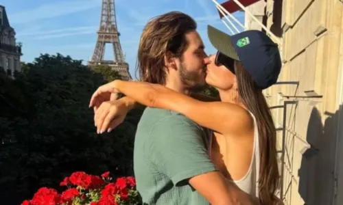 
				
					Sabrina Sato dá beijão em Nicolas Prattes e se declara para o ator
				
				