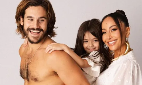 
					Sabrina Sato divide cliques fofos ao lado de Nicolas Prattes e Zoe
				
				