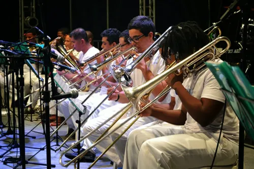 
				
					Salvador recebe 'Baile da Independência' com música e dança de salão
				
				