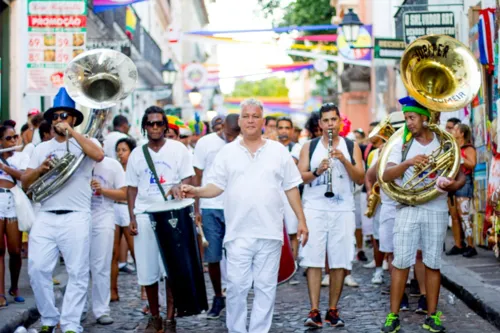 
				
					Salvador recebe 'Baile da Independência' com música e dança de salão
				
				