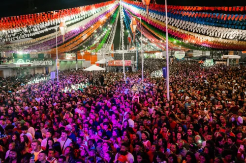 
				
					São Sebastião do Passé recebe 40 mil pessoas em shows do São João
				
				