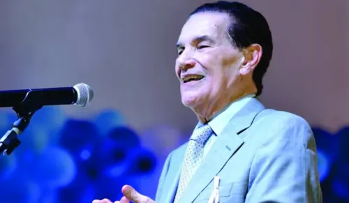 
				
					Divaldo Franco é enterrado sob aplausos e forte comoção em Salvador
				
				