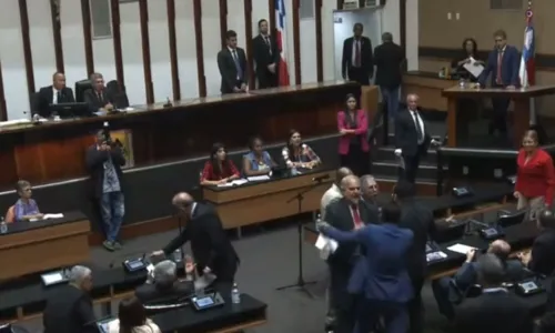 
				
					Sessão da Alba para após confusão generalizada e empurrões; veja vídeo
				
				