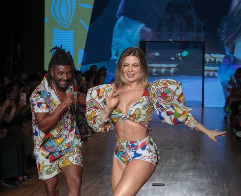 
				
					Sheila Mello e Beto Jamaica relembram sucessos do 'É o Tchan' no SPFW
				
				