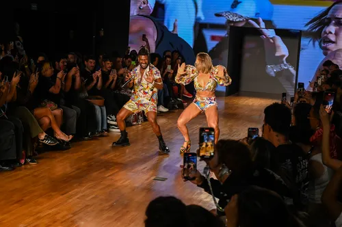 
				
					Sheila Mello e Beto Jamaica relembram sucessos do 'É o Tchan' no SPFW
				
				