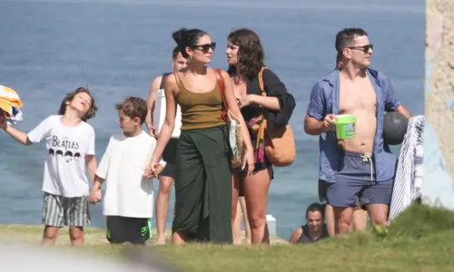 
				
					Sophie Charlotte curte praia com ex-marido e Xamã toma atitude
				
				