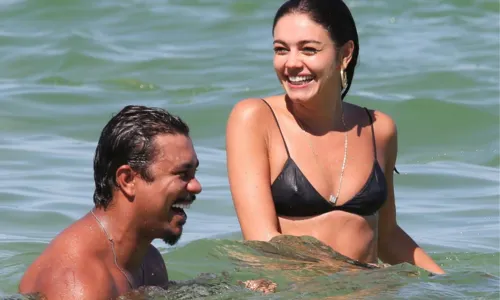 
				
					Sophie Charlotte e Xamã trocam beijos e carícias em praia; veja fotos
				
				