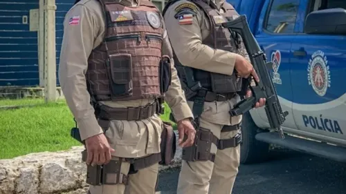 
				
					Suspeito morre após confronto com PM no bairro de Pirajá, em Salvador
				
				