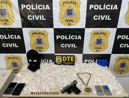 
				
					Suspeito de tráfico de drogas é preso em flagrante em Feira de Santana
				
				