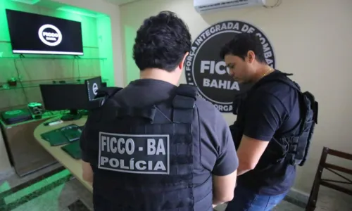 
				
					Suspeitos são presos em operação contra tráfico de drogas em Salvador
				
				