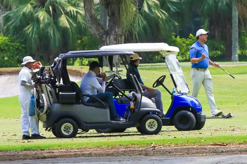 
				
					Tadeu Schmidt surge com galãs da Globo em partida de golfe
				
				