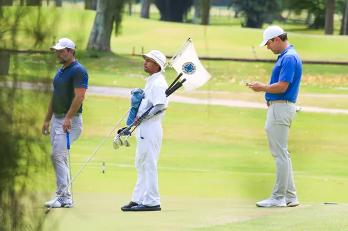 
				
					Tadeu Schmidt surge com galãs da Globo em partida de golfe
				
				