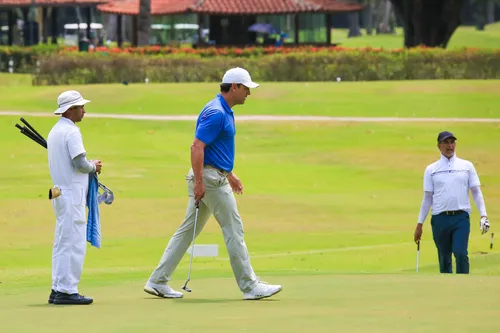 
				
					Tadeu Schmidt surge com galãs da Globo em partida de golfe
				
				