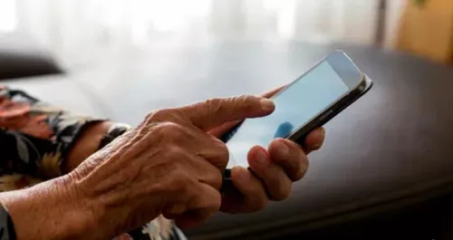 
				
					Terceira idade terá aulas gratuitas para uso de celulares em Salvador
				
				